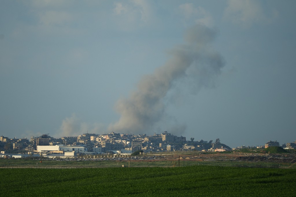 在以軍攻擊下，加沙不斷冒出大量濃煙。路透社