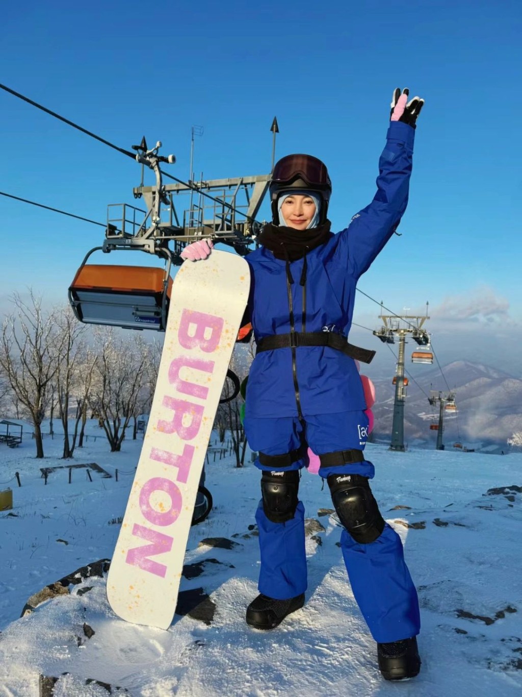 內地女星李冰冰則以一身BURTON服裝及裝備滑雪。