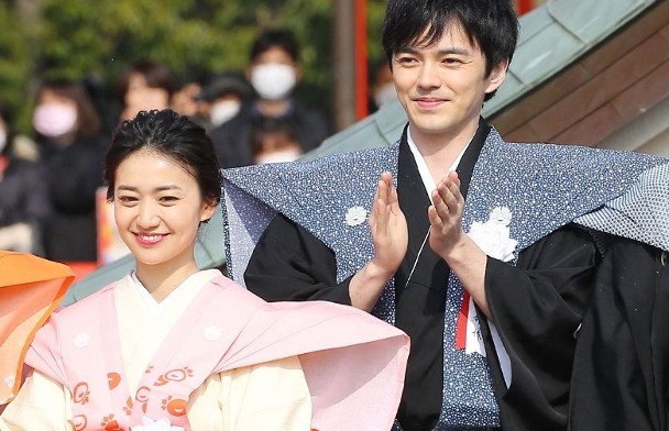 日剧《大叔的爱》男星林遣都与日本女团AKB48前一姐大岛优子结婚两年，今年1月荣升父母。
