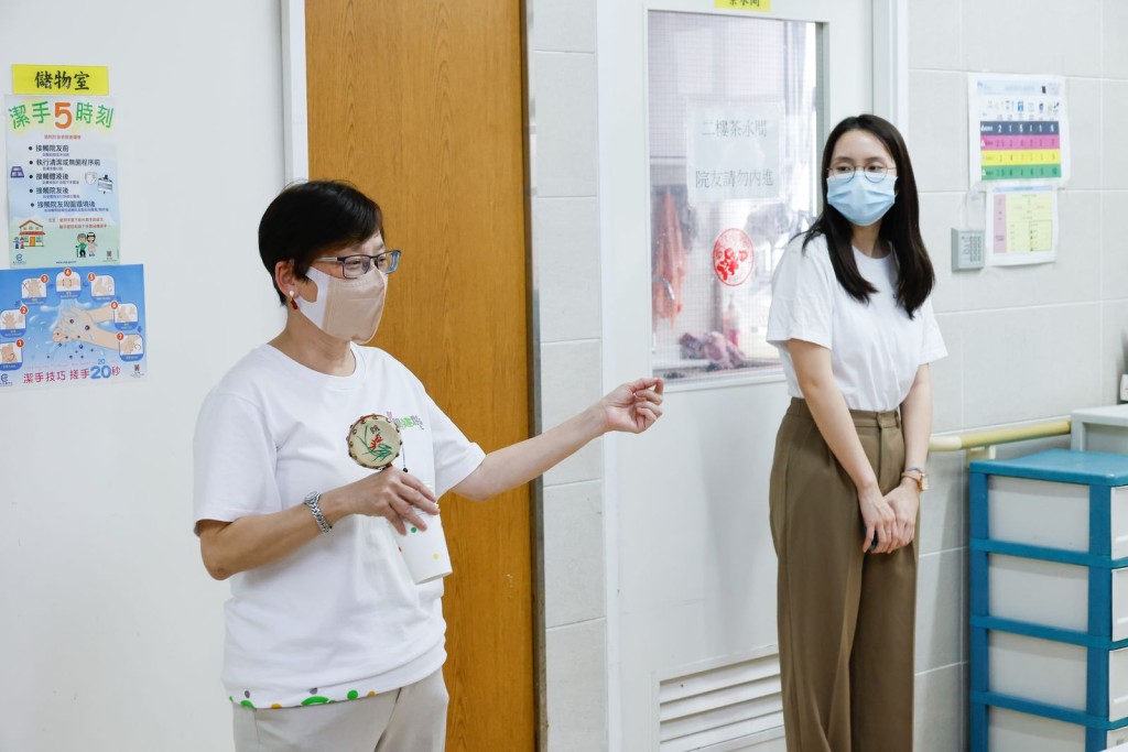 「黃金大使」Margaret(左)和東華學院護理學院三年級學生Vinci(右)透過一同組織院舍活動，實行跨代溝通和合作，互相學習。