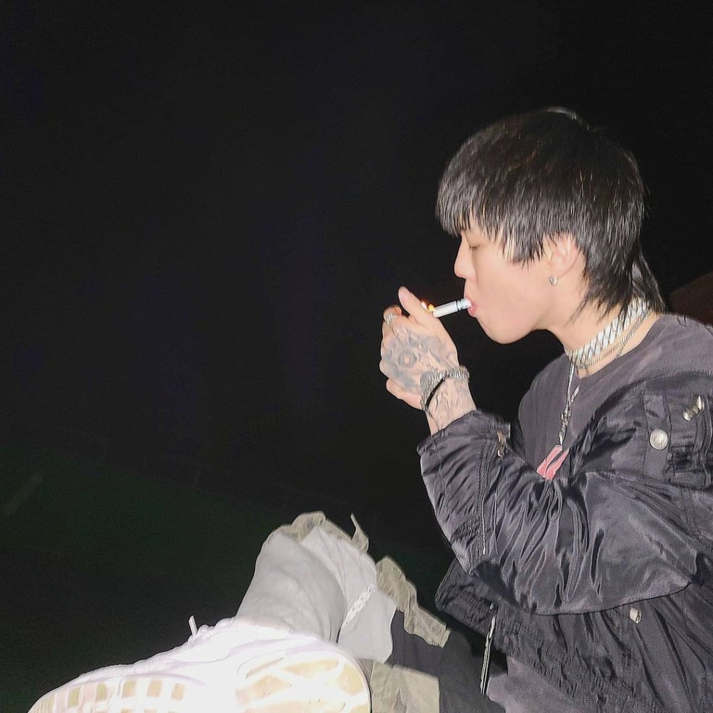 尹炳浩突然在2020年自首染毒癮並向社會大眾道歉，當時承諾會接受應有懲罰後，再以嶄新的面貌跟大眾見面。