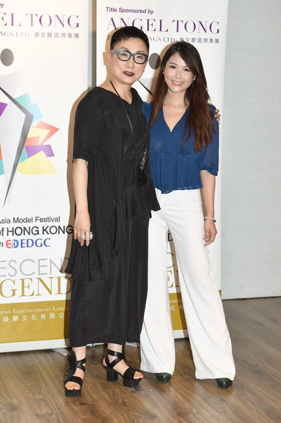 李昭南（右）邀得妈咪的中学同学刘天兰做评判。