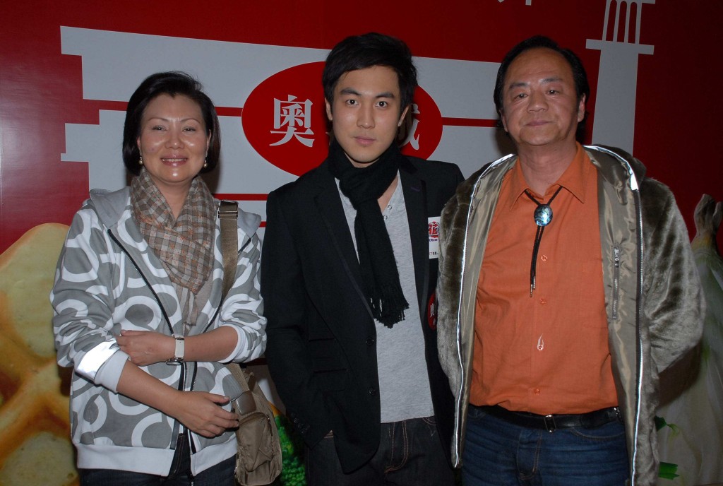 年輕時的譚俊彥與爸爸狄龍及媽媽陶敏明一同出席活動，星味十足。