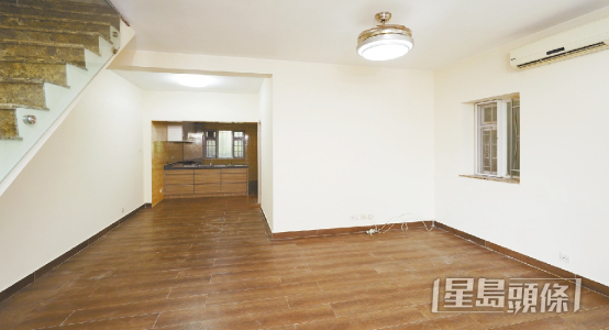 厅堂以白色为主调，铺设木地板。