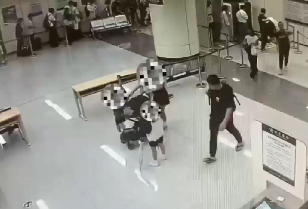 女子被海關截停後，將BB車交同行孩童推走企圖避查。海關發布