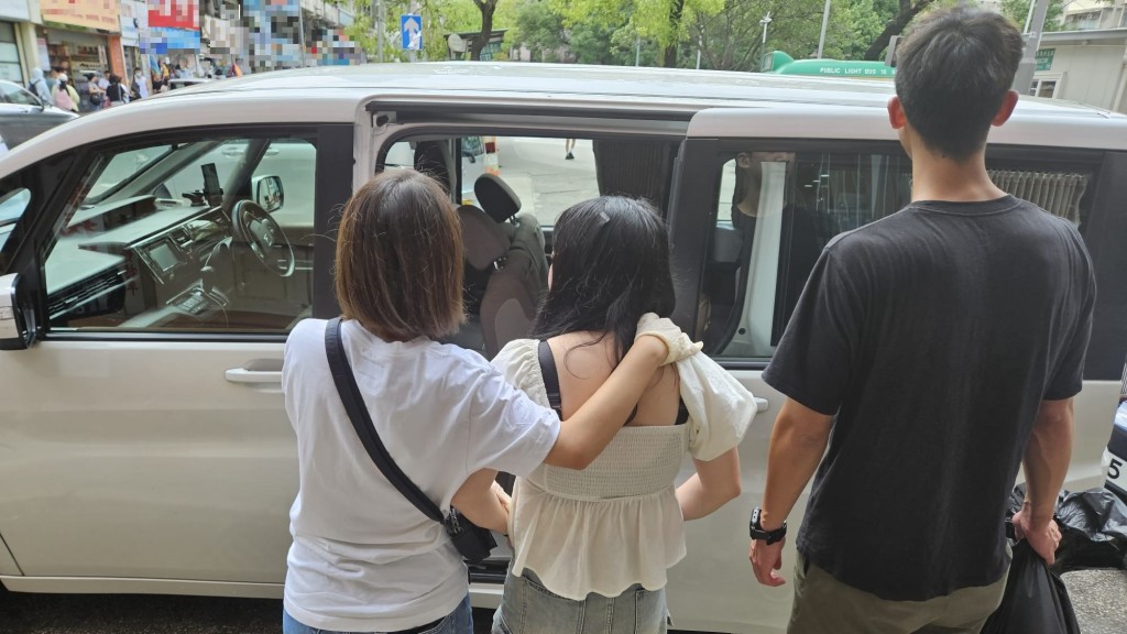 警方於元朗拘捕一名內地女子。警方提供圖片