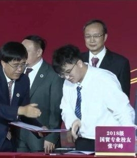 毕业一年的本科生张宇峰（右）向母校豪捐5000万人民币。