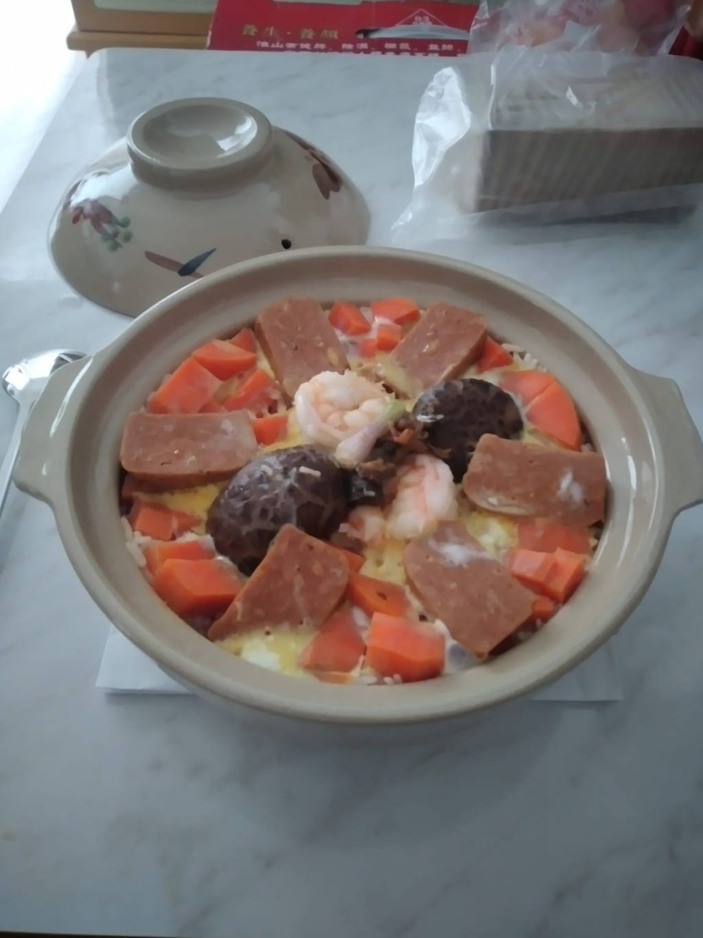 紅蘿蔔粒 午餐肉 冬菇 蝦球 煲仔飯（圖片來源：Facebook@香港茶餐廳及美食關注組）