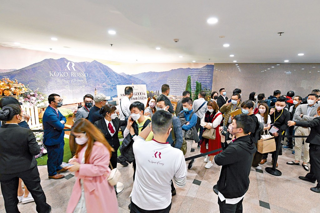 KOKO ROSSO昨日次輪銷售共160伙,昨日續現大排長龍情況,場面墟冚。