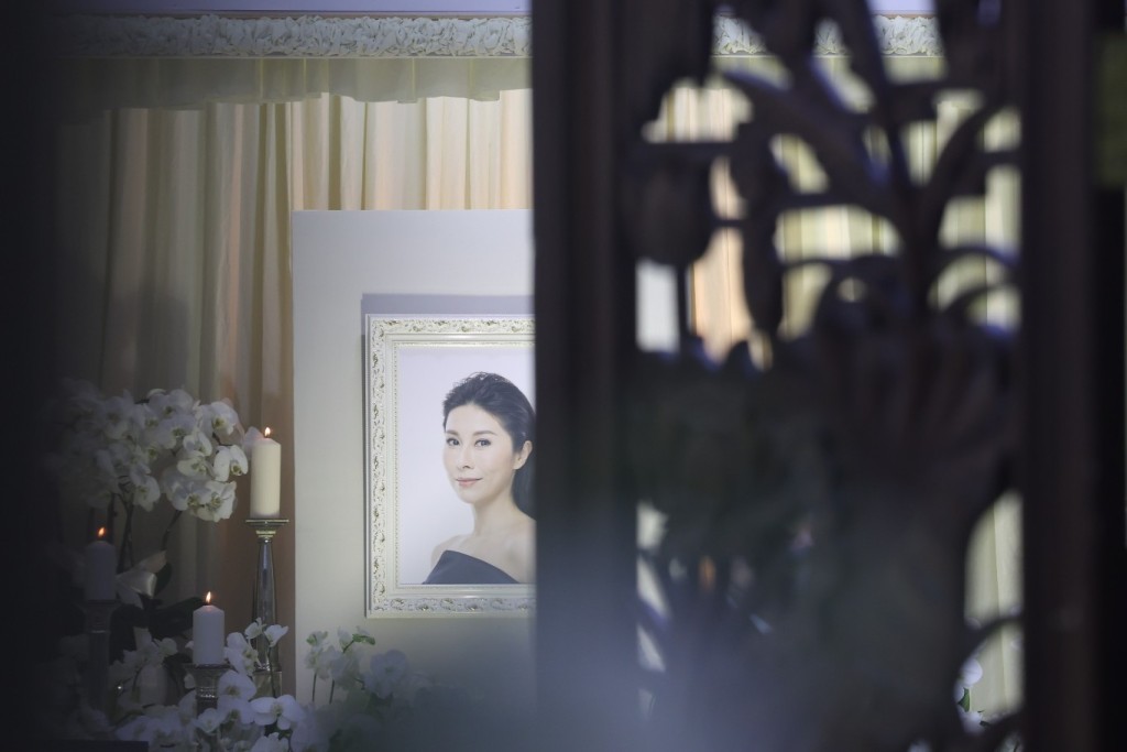  黎淑贤的遗照选用穿黑色露肩装、侧身面带微笑的照片。