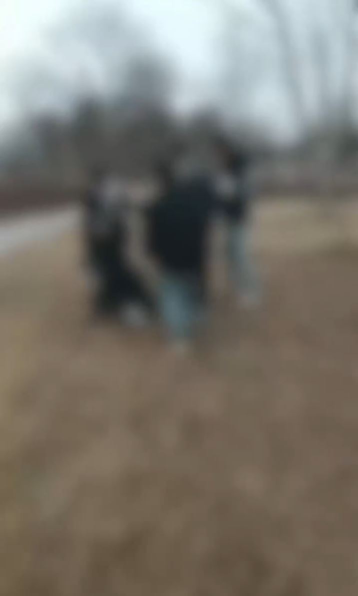 小澤被9名童黨圍毆及押回家搜刮財物。極目新聞