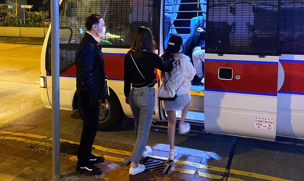 警方帶走一名涉案女子。