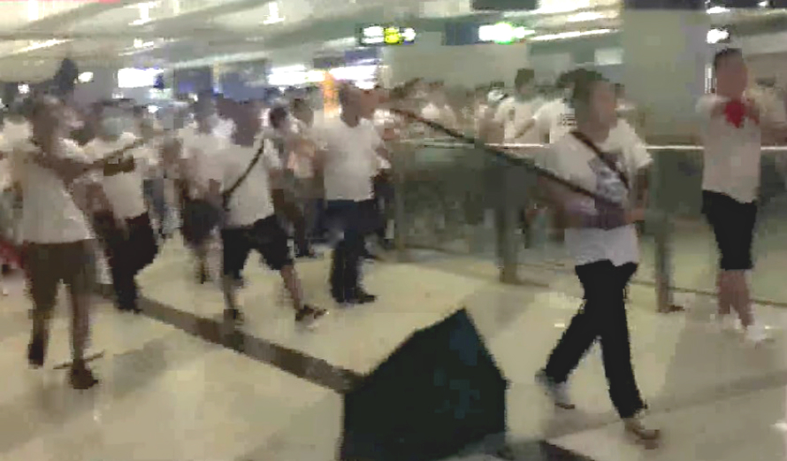元朗站上周日有暴徒袭击市民。有线截图
