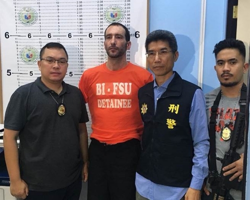 涉案的美籍刺青師孫武生(橙衣)被捕。