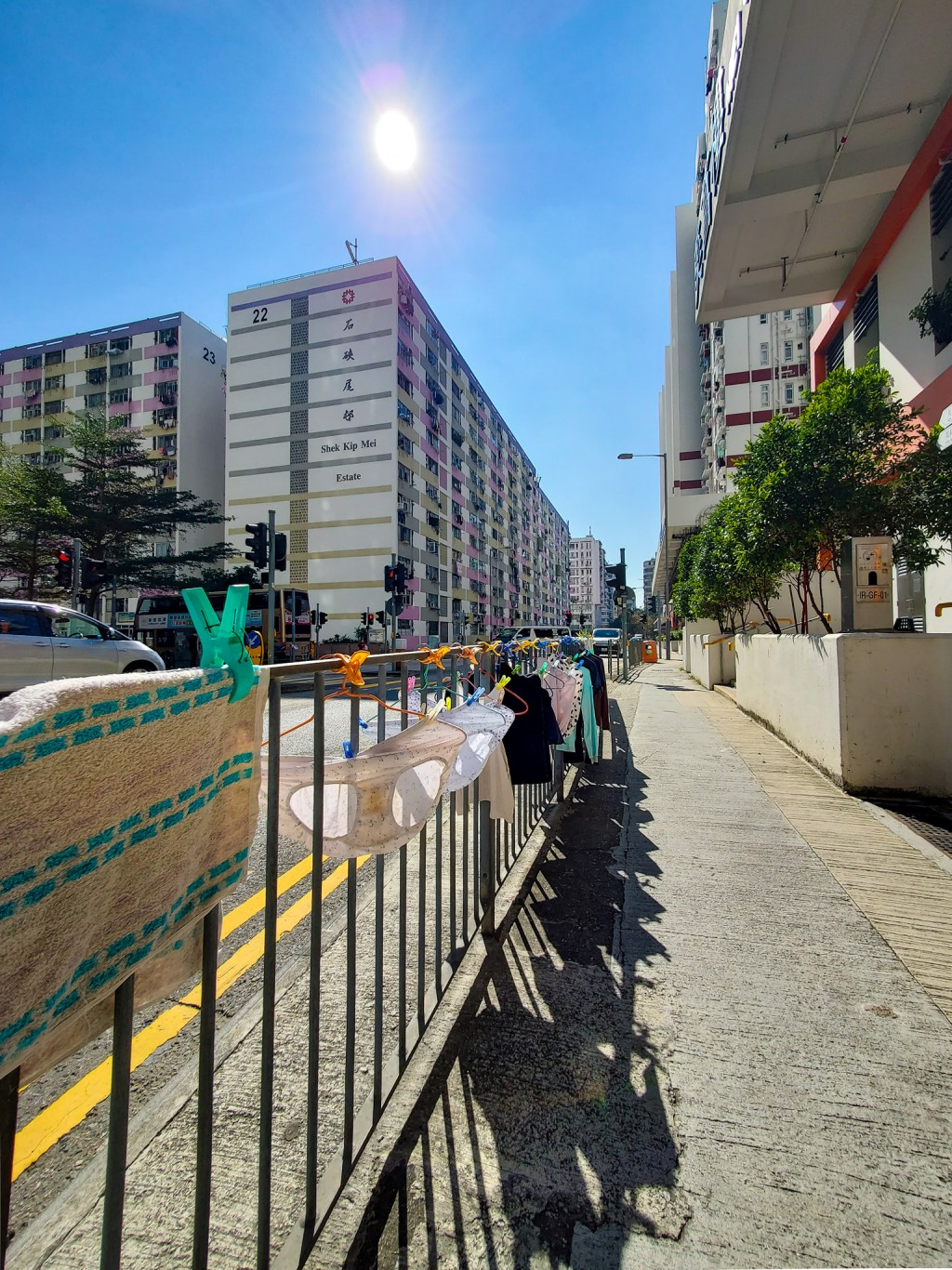 在路边的栏杆上挂有多件衣物，包括数条内裤及上衣等。「香港风景摄影会」FB