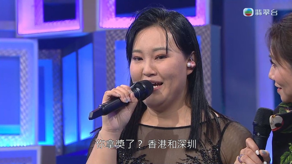安雅希回答：“我曾经喺《中国新歌声》嘅香港同深圳PK 赛拎过总冠军。”