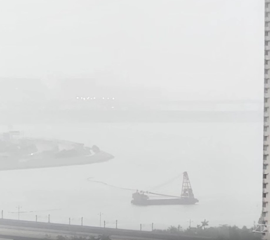 網民:紅色暴雨警告生效,窗外行雷閃電,烏雲密佈,遠處的山與建築物都消失於白茫茫一片的大雨中。資料來源:karenluo920@Threads 網民:紅色暴雨警告生效,窗外行雷閃電,烏雲密佈,遠處的山與建築物都消失於白茫茫一片的大雨中。資料來源:karenluo920@Threads