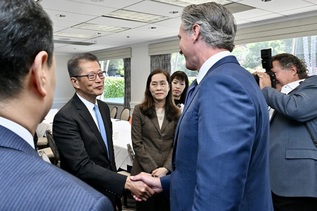 陈茂波（右五）与出席「中美湾区对话」的加州州长纽森（右二）会面。政府新闻处图片