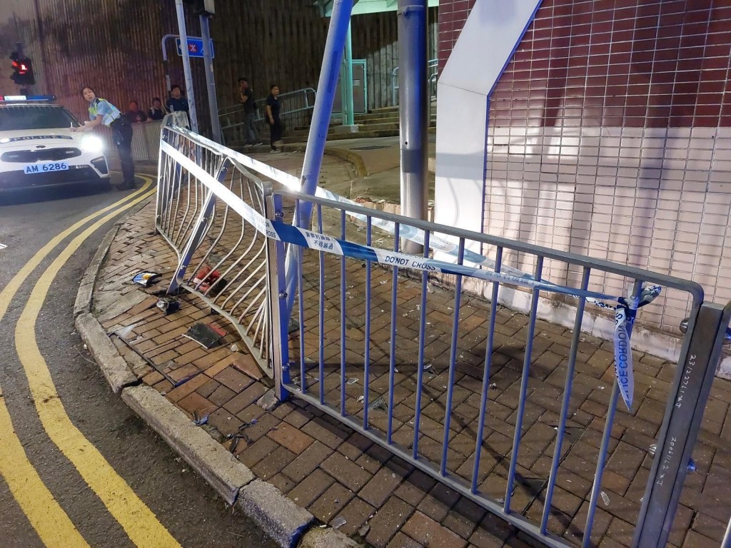 現場一段欄杆被撞毀。 現場一段欄杆被撞毀。