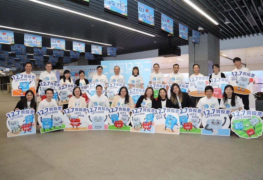 曾國衞還穿起當局為2025年立法會選舉的設計的T恤，與同事一起拍片，高號口號，呼籲大家記得12月7號投票。