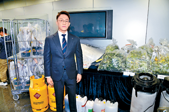 警方毒品調查科行動組偵緝督察吳嘉煒講述案情及展示案中證物。