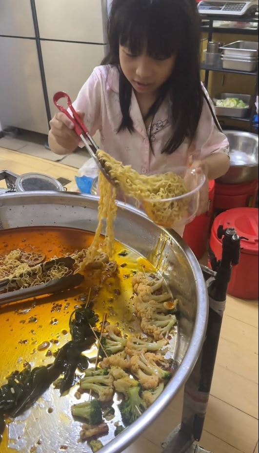 文雅的9歲女吃家中賣剩泡麵，在網上引發追捧潮。抖音＠小明和雅雅