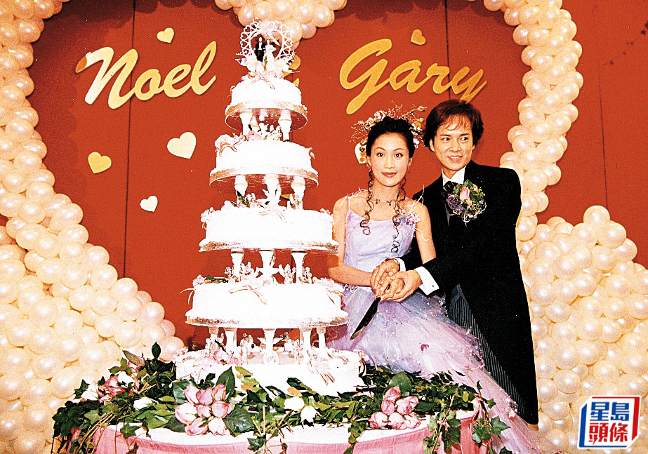 梁小冰与 陈嘉辉先在台湾举办古式婚礼，之后再返港在教堂举行婚礼。