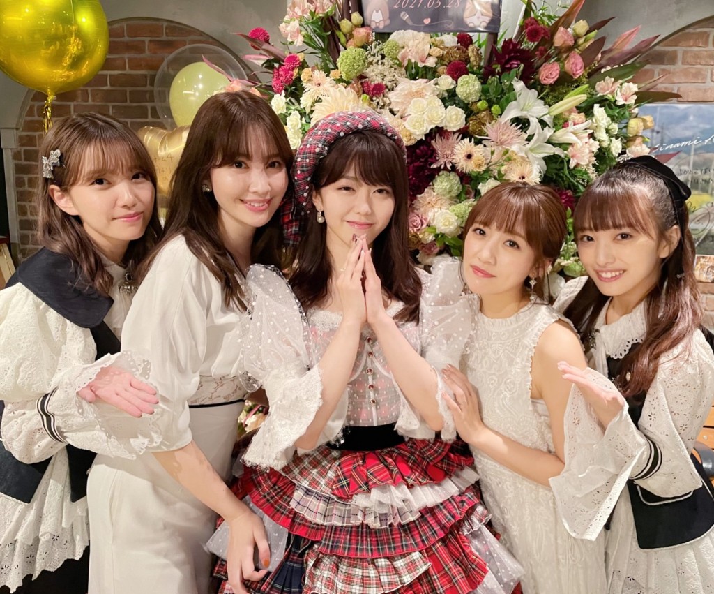 小嶋陽菜(左二)與高橋南(右二)昨晚亦有現身陪峯岸南作AKB最後演出。