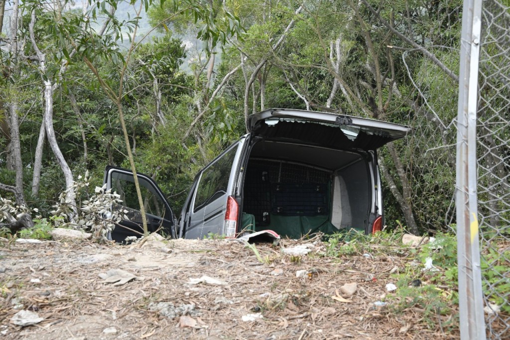 事主的客货van被发现冲落石澳道山坡。