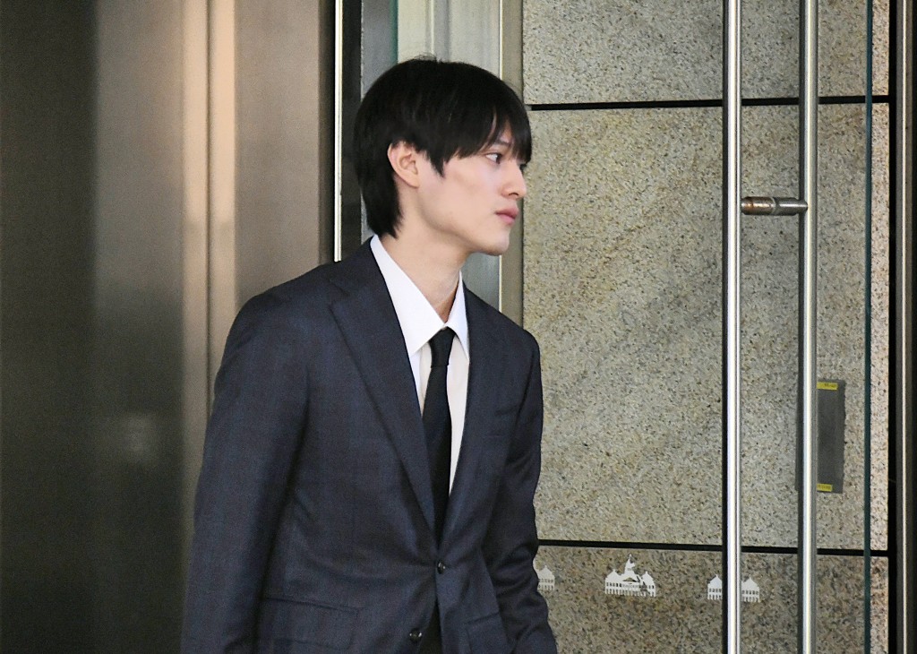 上村謙信離開法庭。何健勇攝 上村謙信離開法庭。何健勇攝
