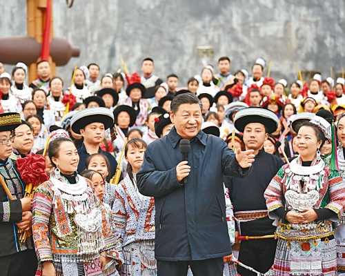 ■習近平較早前考察貴州,和當地少數民眾在一起。