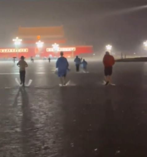  北京气象台预报今日午后，当地会有30小时暴雨。图为北京两日前雨势。小红书