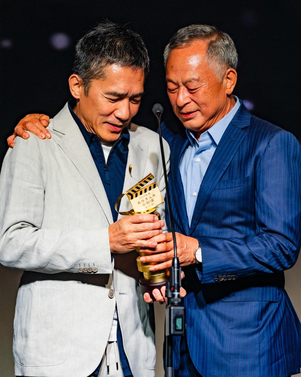 梁朝伟在认识多年的好友杜琪峯手上夺得奖项。