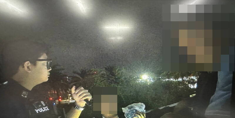 嘉義警員溫柔安撫港人三口家，協助他們截的士回酒店。當地警方