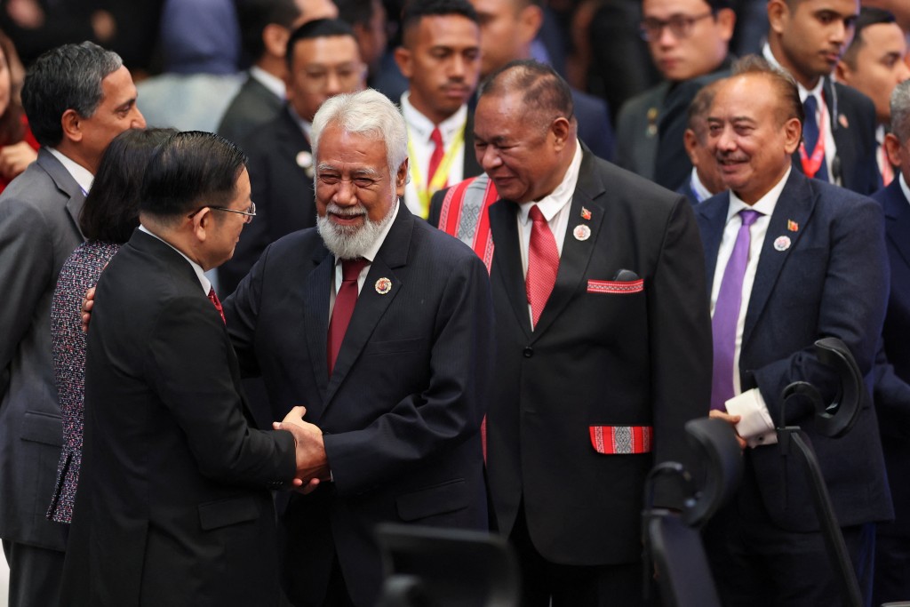 東帝汶總理沙納納·古斯芒（Kay Rala Xanana Gusmao，左二）與東盟秘書長高金華（Kao Kim Hourn，左一）握手。路透社