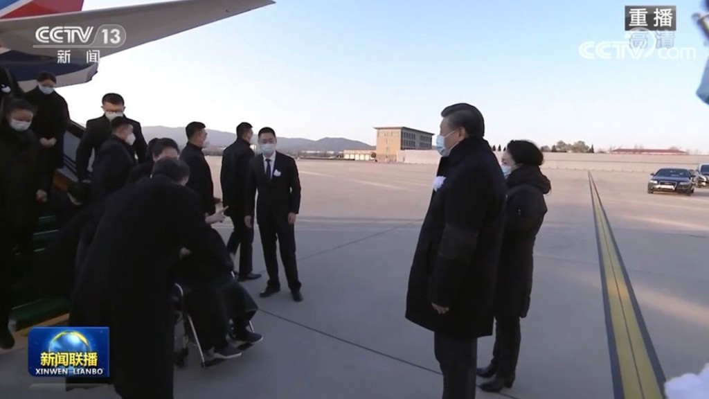 習近平、彭麗媛在北京軍方機場向王冶坪致意。央視畫面