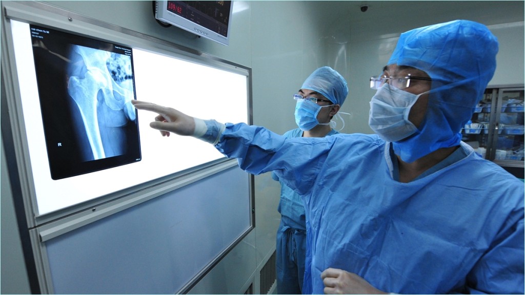 股骨头坏死原因很多，最为常见的是类固醇和饮酒问题。