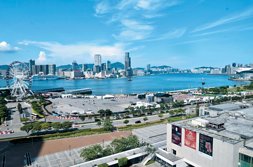 發展局昨日公布，將佔地約3.7公頃的中環海濱活動空間短期租約批予忠啟有限公司。