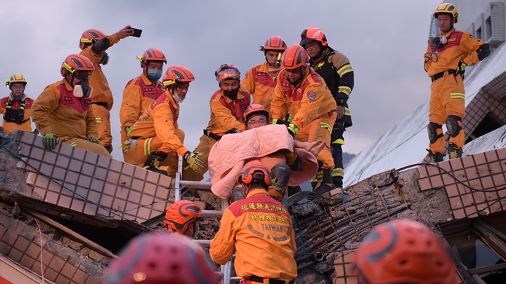 救援人員連日在災場搜救。AP資料圖片