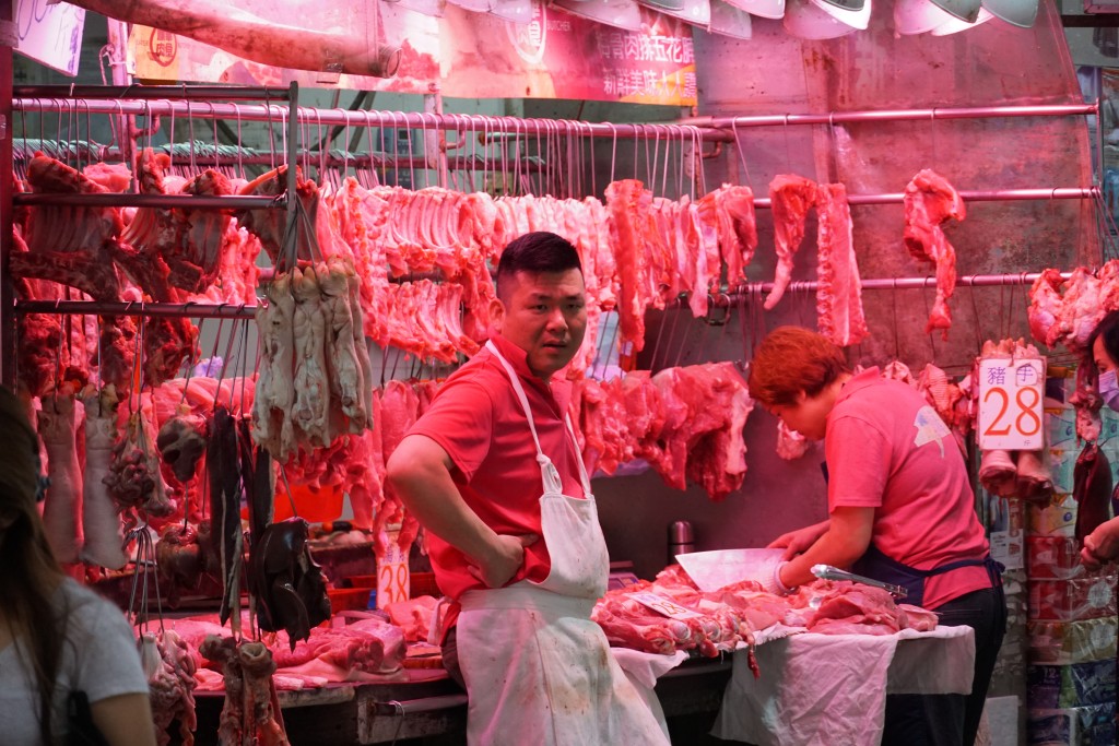 肉档东主许生认为过往一年加强执法对商户有阻吓性。陈俊豪摄