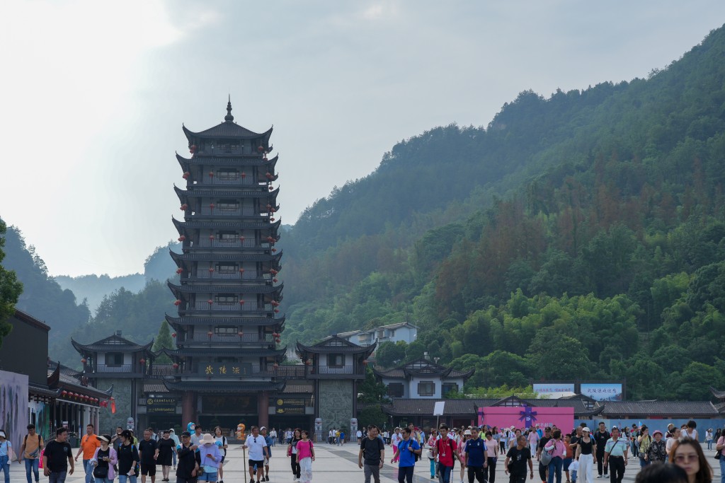 景区虽设有行山径及完善设施，但因需连走两山，有大量梯级及斜路，要有一定体力才能完成，而且参观旅客众多，想一睹奇观的大家需多预留时间上山。