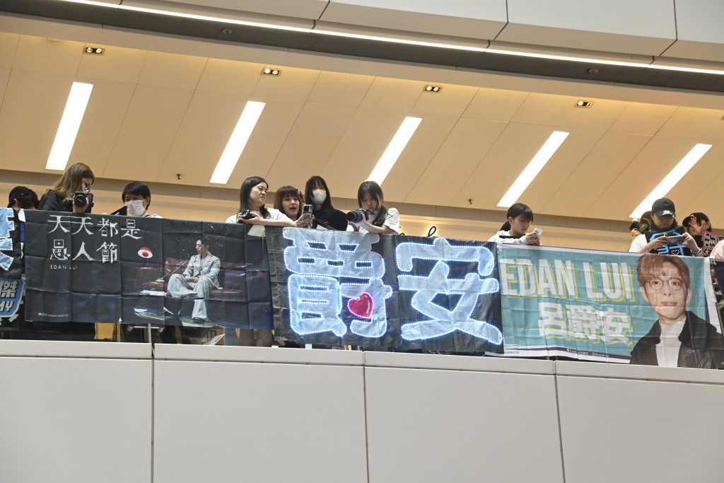 Edan日前Live，話自己呢段時間唔多開心，現場Fans舉牌應援，默默為偶像打氣。