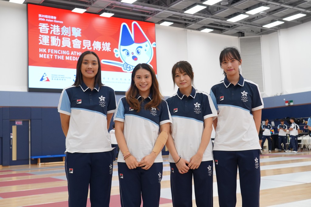  女子花劍代表陳諾思（左起）、梁雅蕾、鄭曉為及符妤名：上屆首戰亞運會即奪得亞運個人賽及團體賽雙銅牌的陳諾思，希望今屆抛開獎牌，好好享受亞運會，現於美國就讀西北大學的她原本亞運前要飛回美國開學，但經過多月的溝通下，校方應給她遲點回校的「綠燈」，實際答案今晚才揭盅；而受到左膝半月板傷影響被逼放棄六月亞錦賽及八月世錦賽的符妤名，興幸及時痊癒，可如期戰亞運的團體賽。葉偉豪攝
