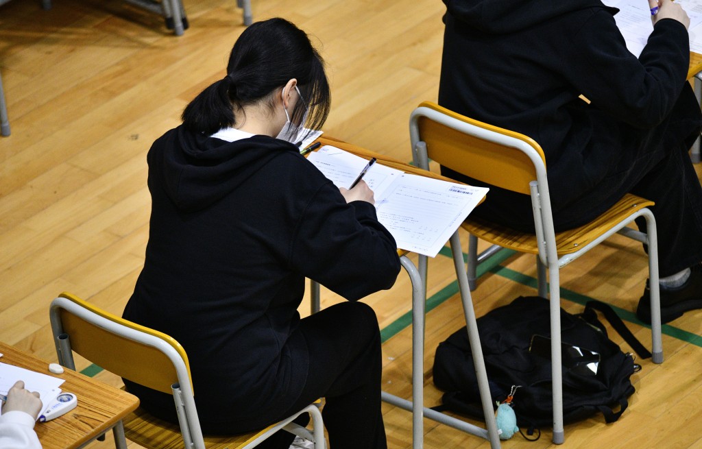 考評局指，考生可直接以DSE成績報讀內地與海外的高等院校。