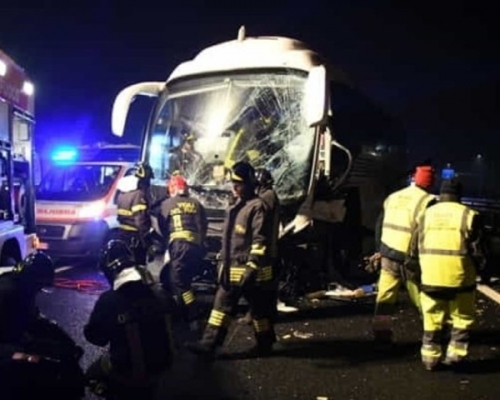 載中國遊客的旅遊巴失控撞向車道中央的護欄。 網上圖片