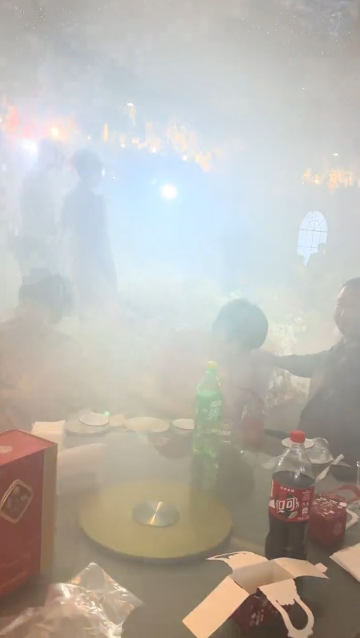 婚宴被浓烟充斥，新人及宾客起初以为是干冰效果。抖音