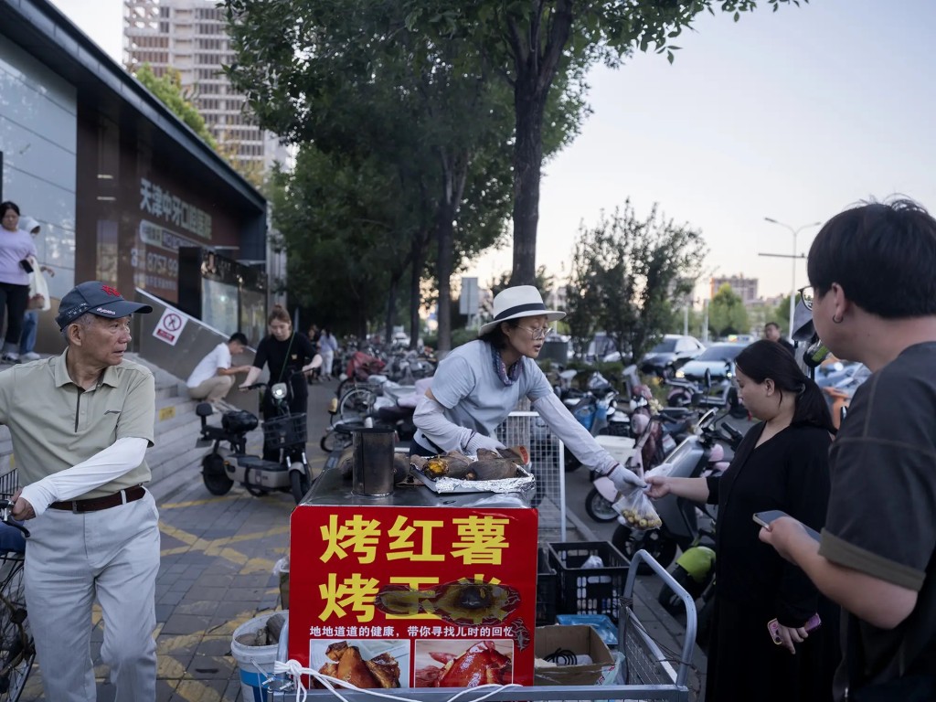 陳麓同由地產公司「陳總」，變為每日要「走鬼」的小販，生活變化極大。極晝工作室