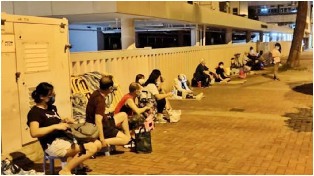 以往市民通宵排隊的情況。網圖