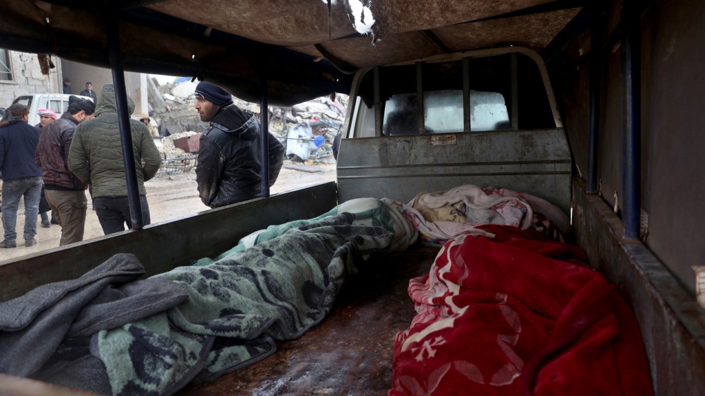 在伊德利卜边境Besnia村，一些遗体被放上农夫车等候运送。 美联社