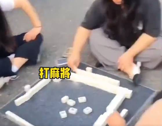 有人在公路打麻雀。